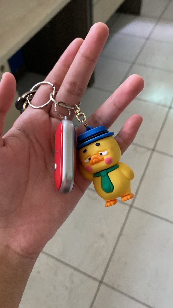 siapa disiniyang suka nempelin keychain favorit dan taro liquid favorit di samping tas?? saya saya saya #MustHave2025