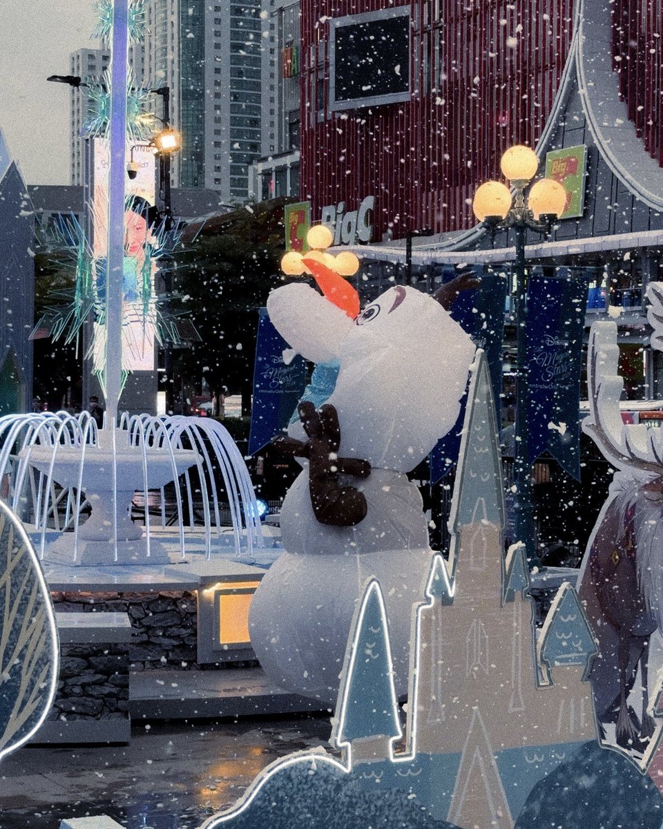 bjauntanywhere's tweet image. เมืองไทยมี Disney แล้ว ! เปิดพรุ่งนี้วันแรกก 🎄☃️❄️

ล่าสุด Disney มาบุกเมืองไทยแล้ว ตั้งอยู่ใจกลางเซ็นทรัลเวิลด์เลย ถึงแม้ยังไม่ใช่สวนสนุกแต่ก็สร้างความสุขได้แน่นอน ครั้งนี้เขามาในชื่อ Disney The Magical Stars 2026 ขนคาแรคเตอร์ตัวการ์ตูนจากดิสนีย์มาร่วมเฉลิมฉลองช่วง Festive…