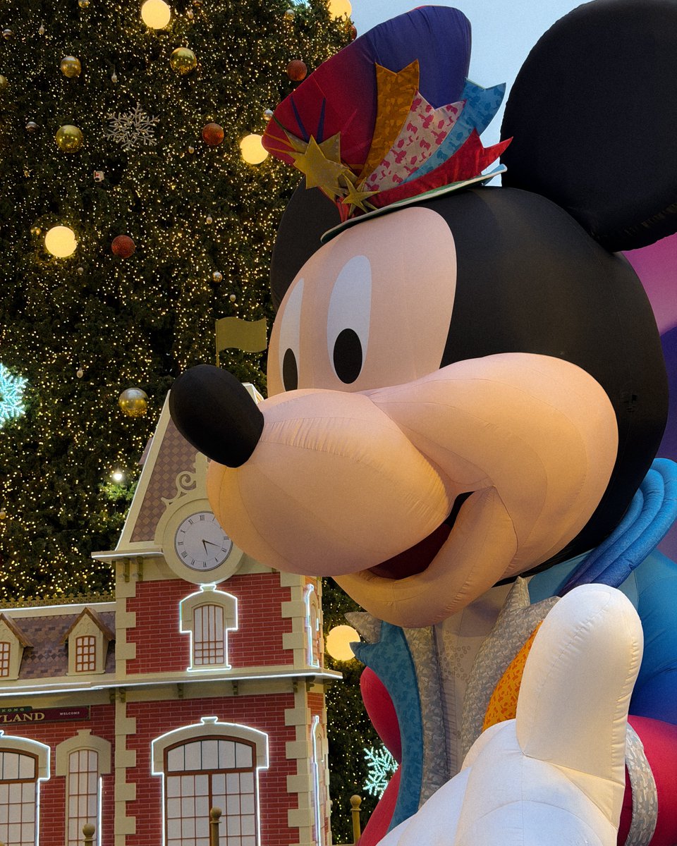 bjauntanywhere's tweet image. เมืองไทยมี Disney แล้ว ! เปิดพรุ่งนี้วันแรกก 🎄☃️❄️

ล่าสุด Disney มาบุกเมืองไทยแล้ว ตั้งอยู่ใจกลางเซ็นทรัลเวิลด์เลย ถึงแม้ยังไม่ใช่สวนสนุกแต่ก็สร้างความสุขได้แน่นอน ครั้งนี้เขามาในชื่อ Disney The Magical Stars 2026 ขนคาแรคเตอร์ตัวการ์ตูนจากดิสนีย์มาร่วมเฉลิมฉลองช่วง Festive…