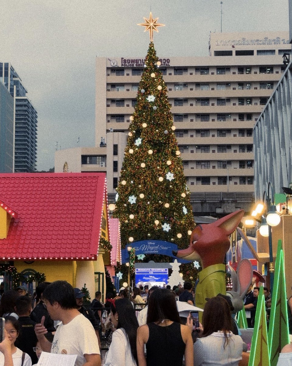 bjauntanywhere's tweet image. เมืองไทยมี Disney แล้ว ! เปิดพรุ่งนี้วันแรกก 🎄☃️❄️

ล่าสุด Disney มาบุกเมืองไทยแล้ว ตั้งอยู่ใจกลางเซ็นทรัลเวิลด์เลย ถึงแม้ยังไม่ใช่สวนสนุกแต่ก็สร้างความสุขได้แน่นอน ครั้งนี้เขามาในชื่อ Disney The Magical Stars 2026 ขนคาแรคเตอร์ตัวการ์ตูนจากดิสนีย์มาร่วมเฉลิมฉลองช่วง Festive…