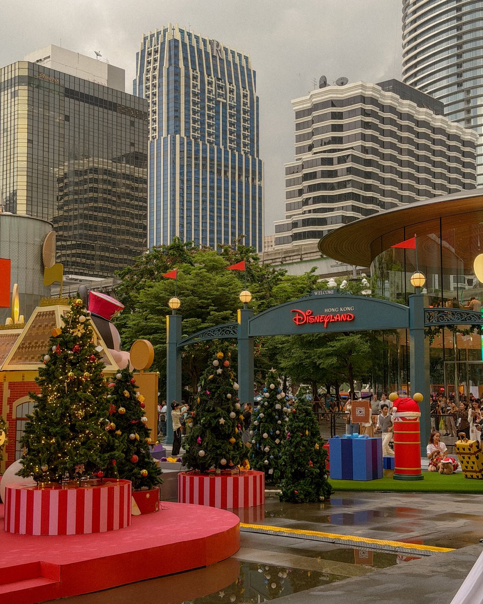 bjauntanywhere's tweet image. เมืองไทยมี Disney แล้ว ! เปิดพรุ่งนี้วันแรกก 🎄☃️❄️

ล่าสุด Disney มาบุกเมืองไทยแล้ว ตั้งอยู่ใจกลางเซ็นทรัลเวิลด์เลย ถึงแม้ยังไม่ใช่สวนสนุกแต่ก็สร้างความสุขได้แน่นอน ครั้งนี้เขามาในชื่อ Disney The Magical Stars 2026 ขนคาแรคเตอร์ตัวการ์ตูนจากดิสนีย์มาร่วมเฉลิมฉลองช่วง Festive…