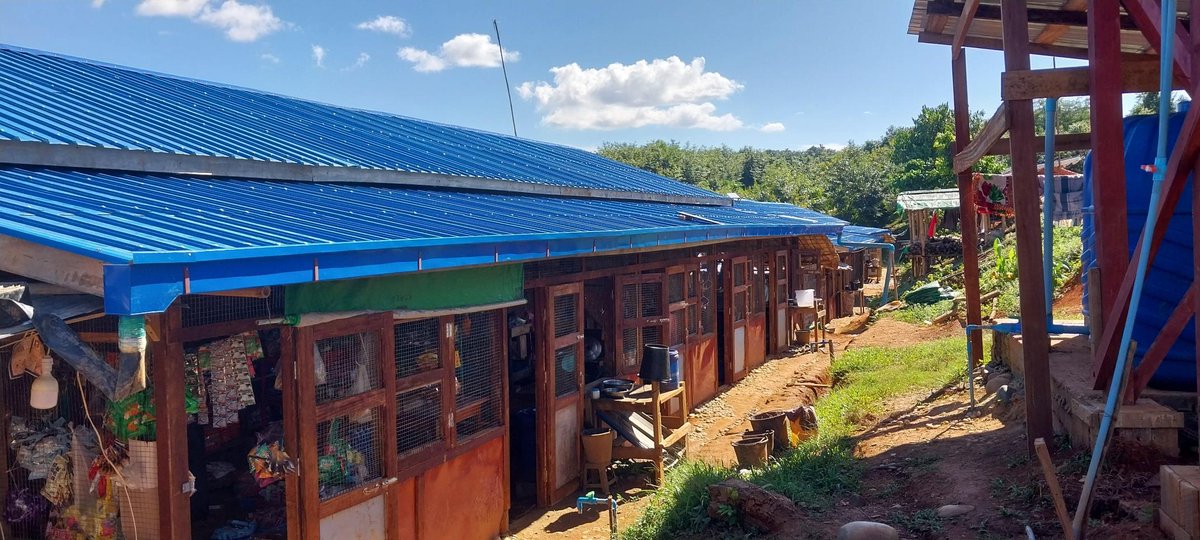 Temporary shelters with UNHCR iron roofing sheets are providing safety and protection for families forced to flee their homes in Waingmaw Ts, Kachin State.
Thanks to our generous donors 🇦🇺🇧🇪🇨🇦🇪🇺🇩🇰🇫🇷🇩🇪🇮🇪🇰🇷🇳🇱🇳🇴🇸🇪🇨🇭🇬🇧🇺🇳, these vital supplies bring hope to those affected by conflict.