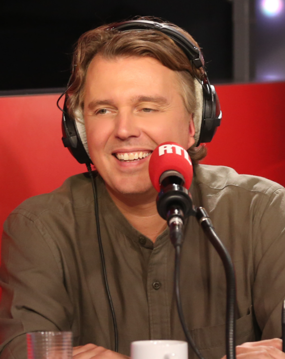 Mediasinfos's tweet photo. De septembre à octobre, le jeu #QuitteOuDouble avec @alexvizorek a fait une belle arrivée sur @RTLFrance avec plus de 700.000 auditeurs de 12H à 12H30. L'émission a fait progresser la case sur 1 an. Retrouvez notre article ci-dessous. https://t.co/8GweTVGTWo