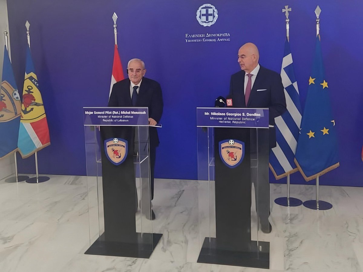 يلتقي وزير الدفاع الوطني اللواء ميشال منسى في أثينا نظيره اليوناني نيكولاوس جورجيوس ديندياس، في إطار زيارته الرسمية إلى الجمهورية اليونانية.
ويبحث الجانبان سبل تعزيز التعاون العسكري بين لبنان واليونان، ودعم الجيش اللبناني في مختلف المجالات، لا سيّما في مجال المساعدات اللوجستية