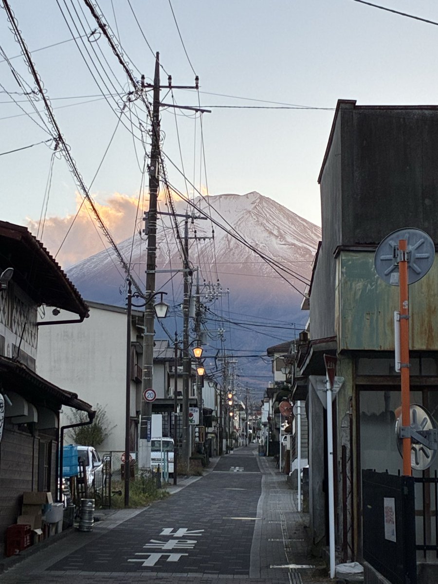 tamblk's tweet photo. フジテキスタイルウィーク2025が11/22からです　僕は少し早くから作家の皆様さんと雑魚寝スタイルで滞在制作の協力しています　こういう場があるから美術はやめられないのです https://t.co/xhIOi862V6