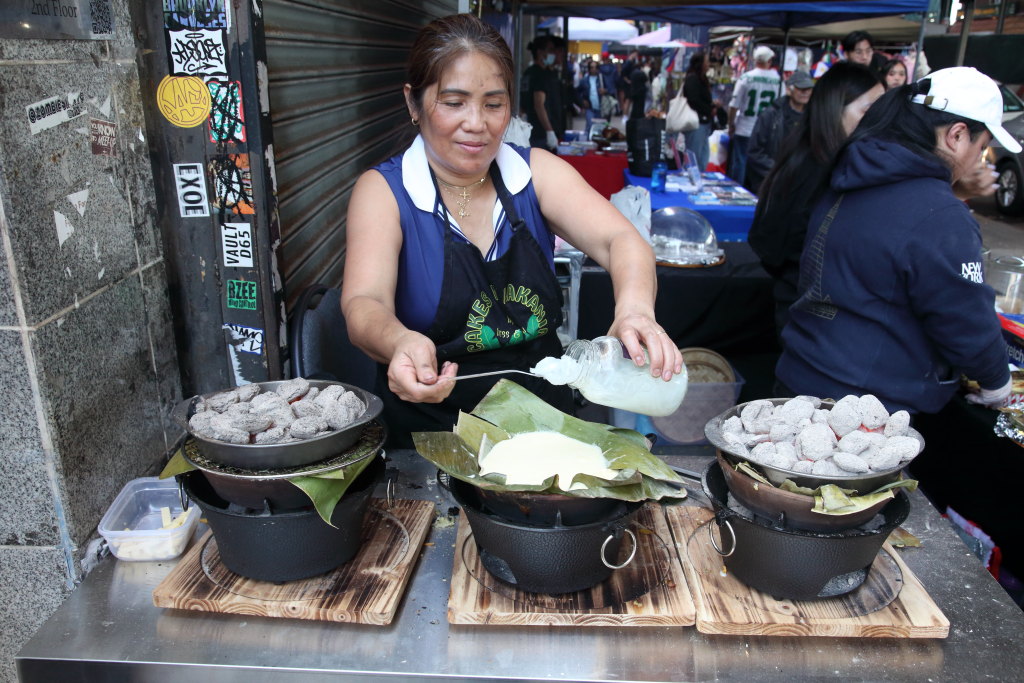 Filipina bibingka prepared the traditional way, over (and under) charcoal, return in my roundup of New York-area food events for November 13-20 bit.ly/nyfoodevents-n…