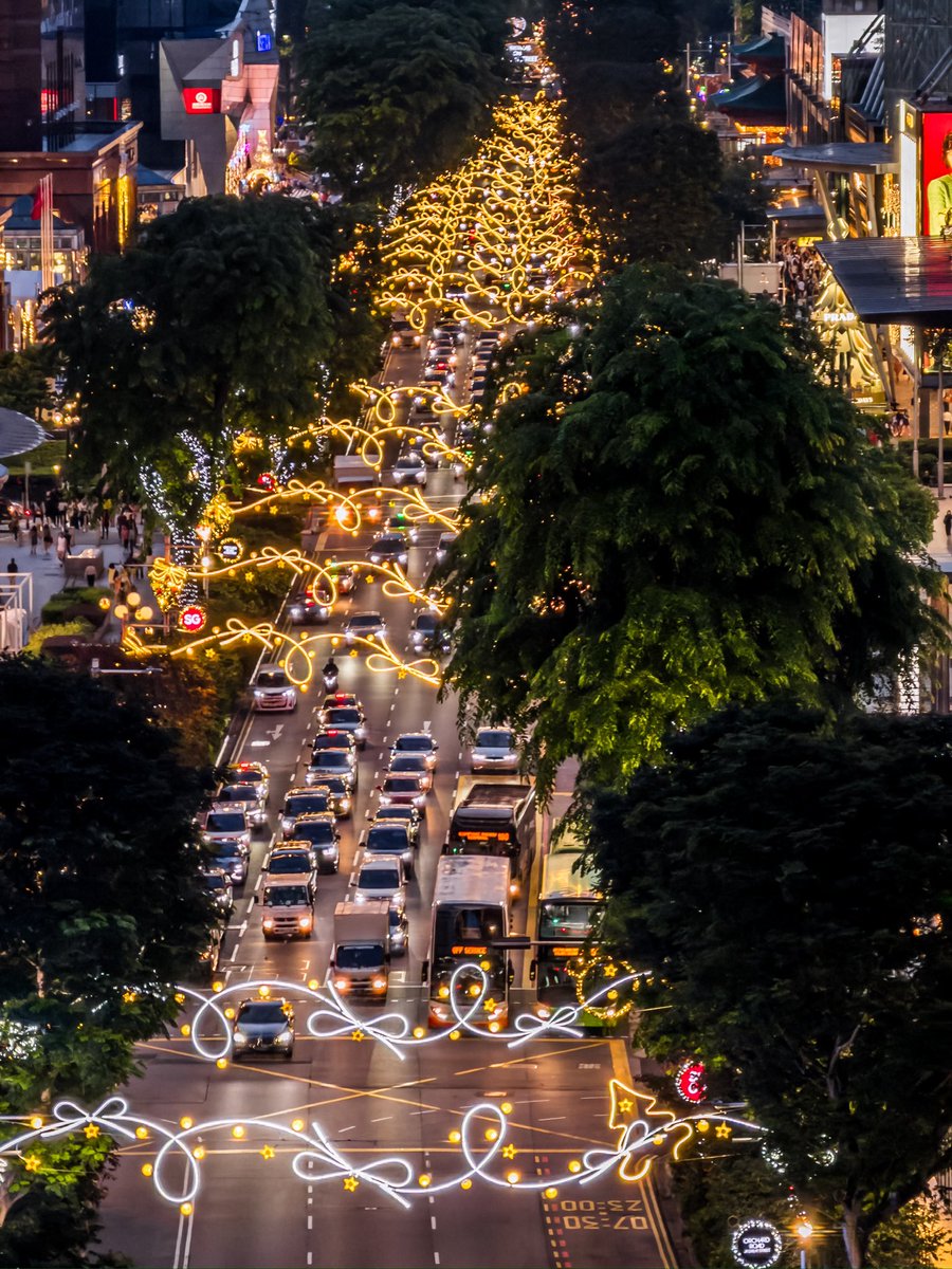 javanng's tweet image. ✨ Singapore’s Orchard Road is shining bright again! 🎄

The Christmas lights are up, the vibes are festive, and it’s officially time to soak in that holiday magic. 🌟 

#ChristmasOnAGreatStreet #OrchardRoad #Singapore #festivevibes #visitsingapore #nightphotography #SG60