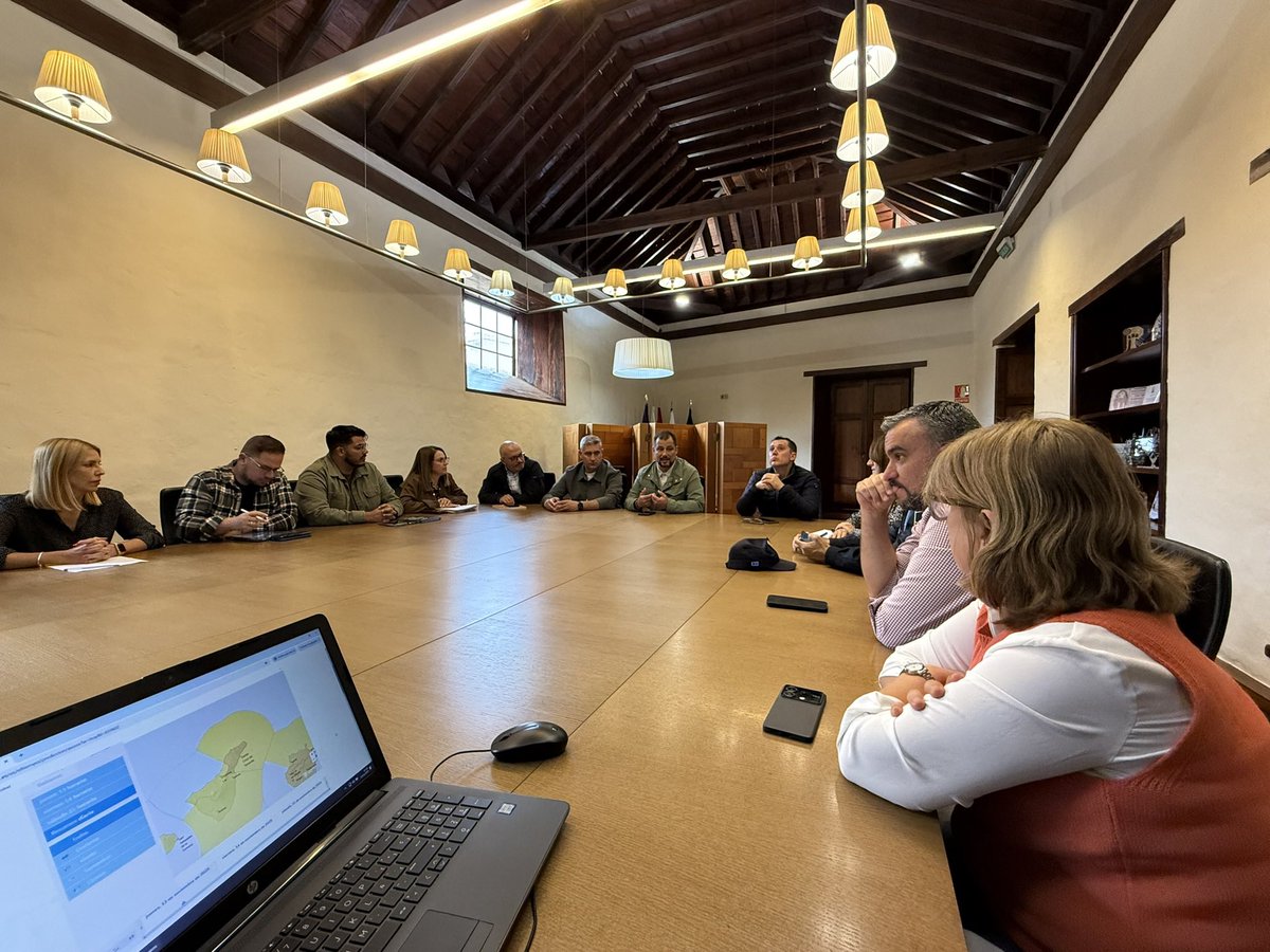 aytolalaguna_es's tweet photo. 👉 Tras la reunión que se acaba de celebrar y con la información actualizada trasladada por el CECOPIN, el CECOPAL permanecerá activo hasta las 17:00 horas, momento en que, siguiendo las indicaciones del @CabildoTenerife, se recuperará la normalidad. https://t.co/DlbNNbEGuX