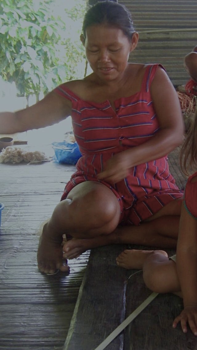 La chambira - Astrocaryum chambira- es una palma que crece en los bosques húmedos tropicales de la Amazonia y supera los 20 metros de alto. 
Las mujeres retuercen las fibras sobre sus muslos para formar un hilo fuerte y uniforme y, así, tejer mochilas.