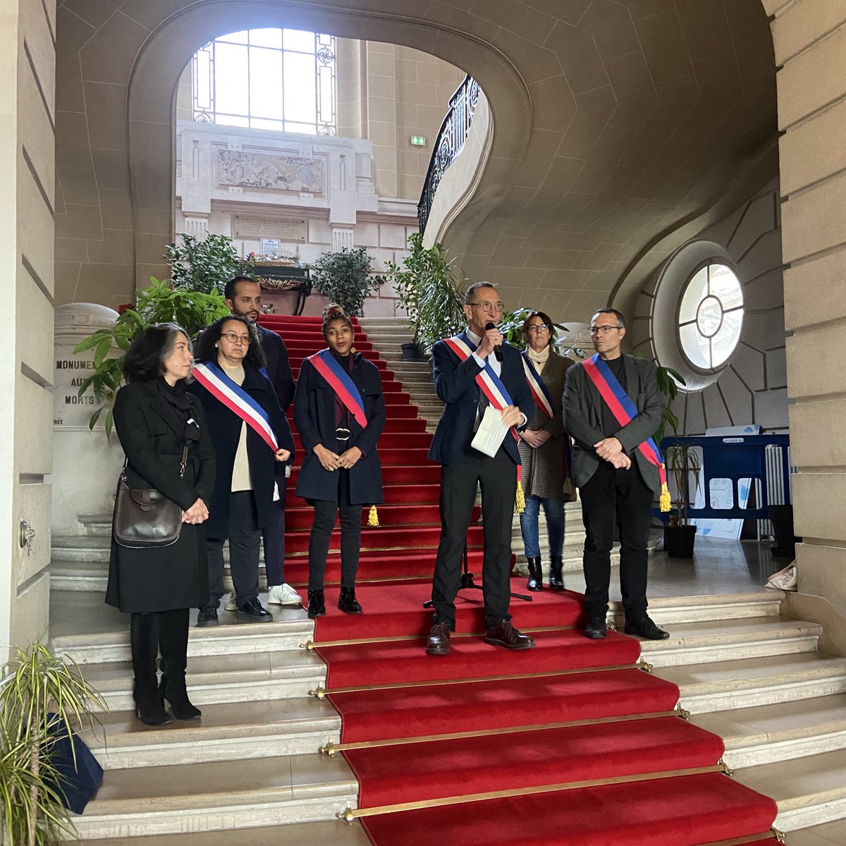 FrancoisDagnaud's tweet image. 13 novembre 2015 – 13 novembre 2025.

Dix ans après les attentats qui ont endeuillé Paris et la France, nous honorons la mémoire des victimes.

Paris se souvient et se tient uni face à la haine et la barbarie.

Une minute de silence a été observée ce midi à la Mairie du 19e.