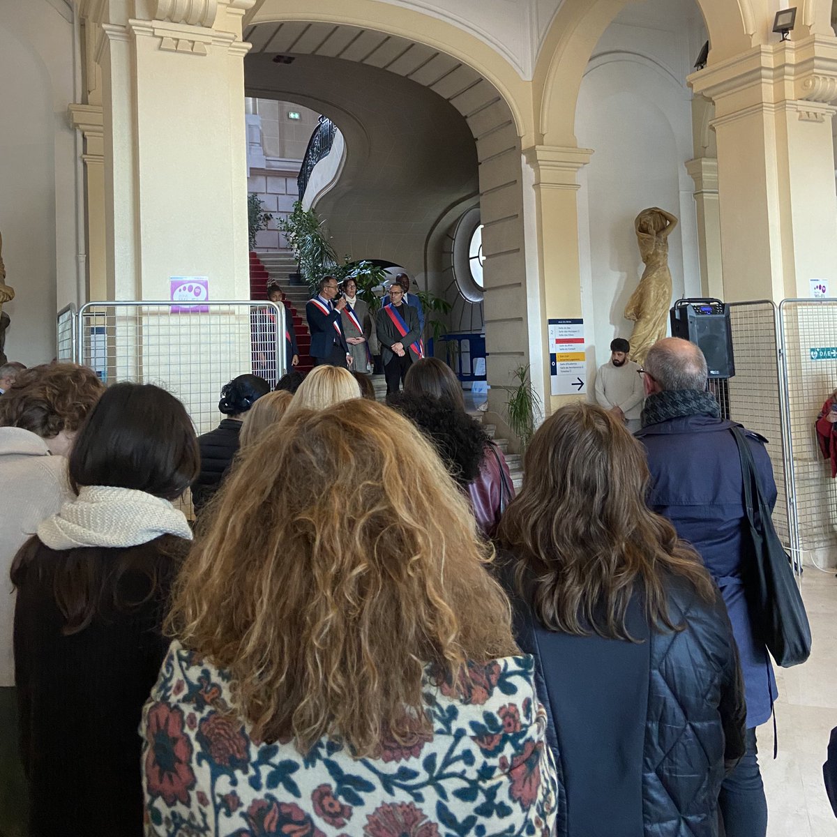 13 novembre 2015 – 13 novembre 2025.

Dix ans après les attentats qui ont endeuillé Paris et la France, nous honorons la mémoire des victimes.

Paris se souvient et se tient uni face à la haine et la barbarie.

Une minute de silence a été observée ce midi à la Mairie du 19e.