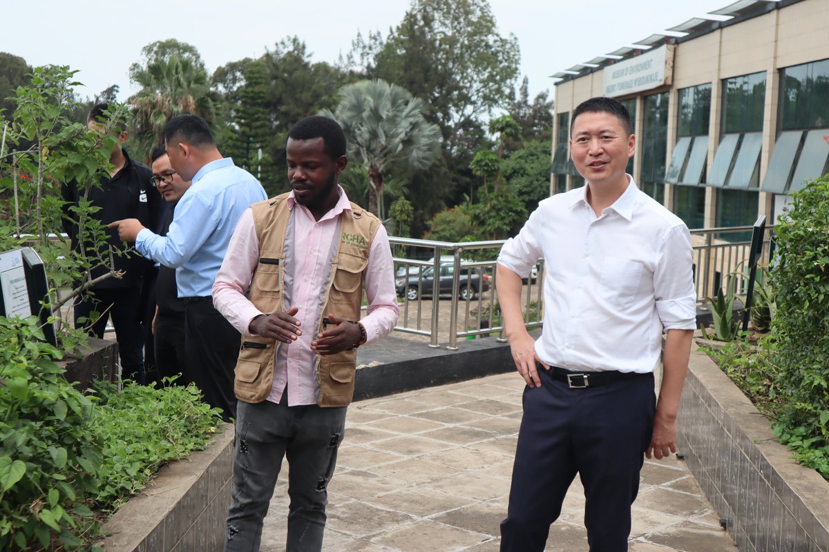 Twishimiye kwakira Ambasaderi w'igihugu cy'u Bushinwa mu #Rwanda , Gao Wenqi n'itsinda ayoboye basuye Ingoro y'Umurage w'Ibidukikije iherereye mu Karere ka <a href="/KarongiDistr/">Karongi District</a> .

Bishimiye uburyo iyi ngoro igira uruhare mu kwigisha no gutanga ubumenyi kubayisura ndetse ahamagarira