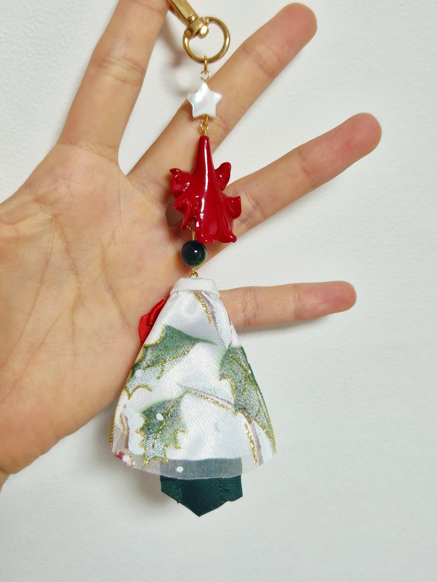 🩷 Coming soon 

크리스마스를 맞아 귀여운 트리요정이 찾아왔어요 🎄