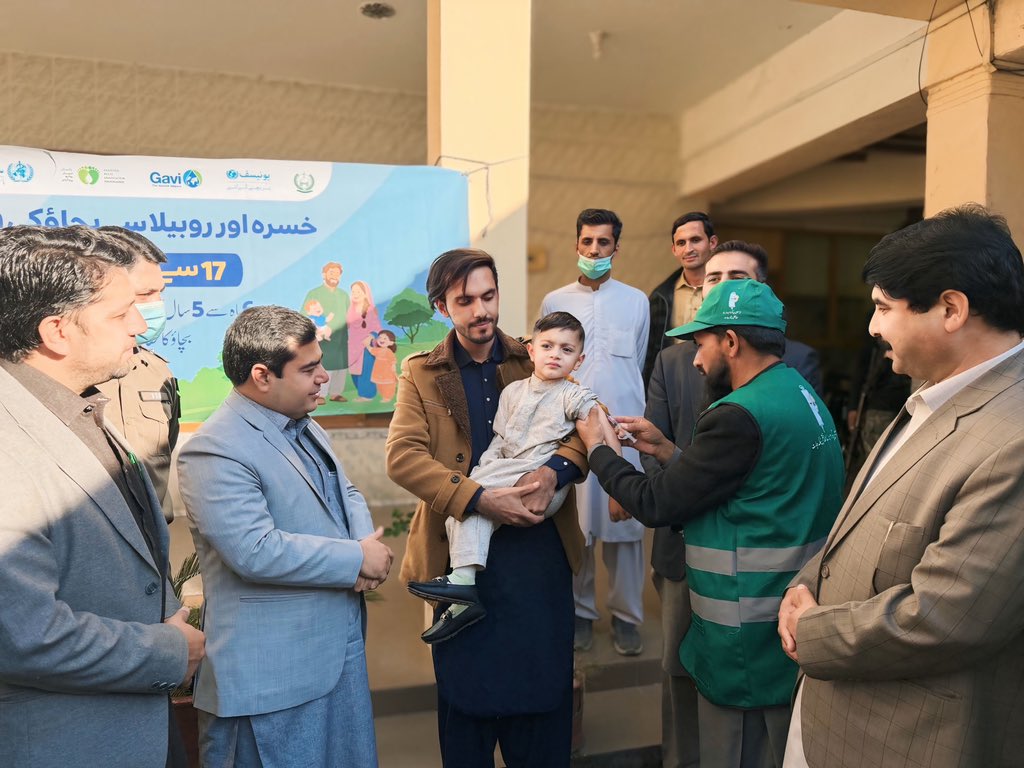 Dcshangla1's tweet photo. ڈپٹی کمشنر شانگلہ محمد فواد نے ڈی سی آفس شانگلہ میں خسرہ و روبیلا مہم کا افتتاح کیا۔
انہوں نے والدین سے اپیل کی کہ بچوں کو ویکسین لازمی لگوائیں تاکہ انہیں بیماریوں سے محفوظ رکھا جا سکے۔ #Shangla #Health #MRcampaign
@CSKPOfficial https://t.co/FrgG6DuTJ4