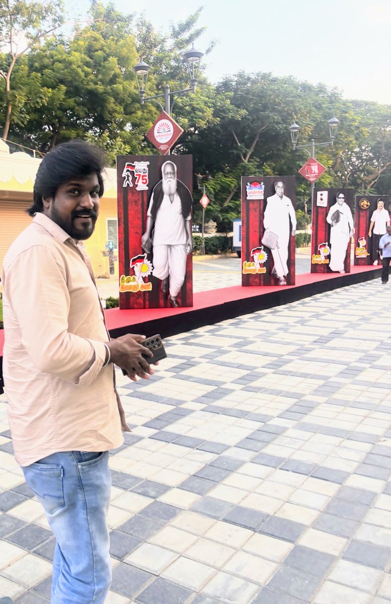 TamizhanGokul's tweet image. அதான் எங்க சோறு போட்டாலும் போயிடுவானே கறிகஞ்சி!🤧
உனக்கு என்னடா இந்த இடத்துல வேலை.? @idumbaikarthi