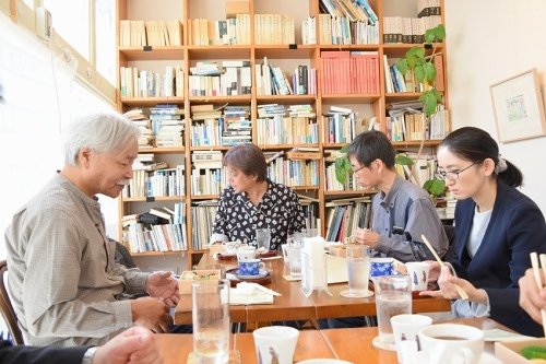 SagaTalk's tweet photo. トークショーの裏側です。大山先生と方丈先生がチラシにサインを！ https://t.co/A3scoOz6ow