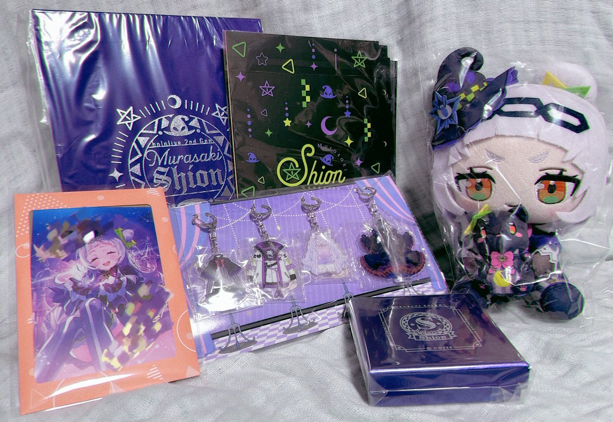 シオンちゃんの卒業グッズ届いた🌙 どれも可愛くてめちゃ良 #紫咲シオン