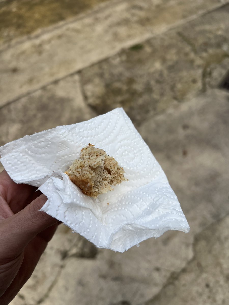 Alevî teyzeler hem hayrına kek verdi hem de çay ısmarladı.