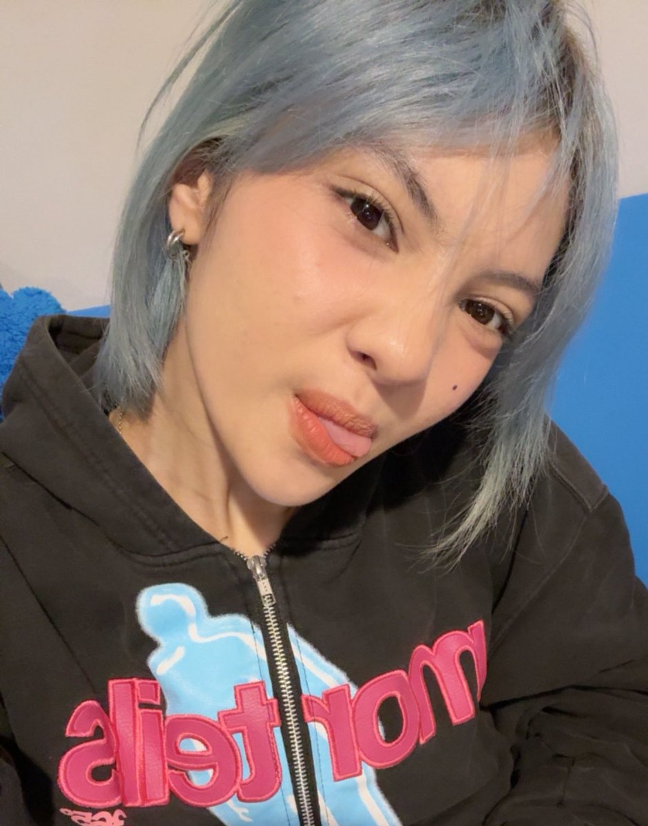 searchforemma's tweet photo. this jacket is actually quite comfy https://t.co/1wD649W3c8