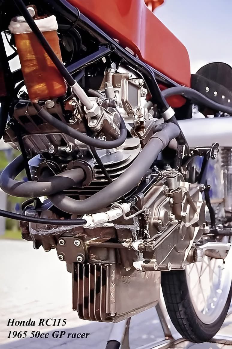 dadakomach's tweet image. 1965年ホンダRC115
DOHC2気筒
最高回転数22,000rpm
最高出力14馬力
最高速130km/h

という狂気の原チャリ