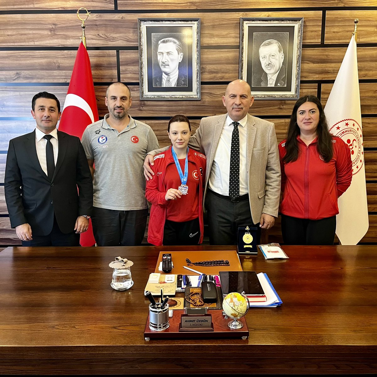 Dünya Üçüncüsünden Ziyaret 🇹🇷

Tayland’ın Bangkok kentinde düzenlenen 2025 Virtüs Dünya Yüzme Şampiyonası’nda 50 metre kelebek branşında Dünya Gençler Bayan Mental Üçüncüsü olan Zeynep Duru Çifçi, Gençlik ve Spor İl Müdürümüz Ahmet Üzgün’ü ziyaret etti.