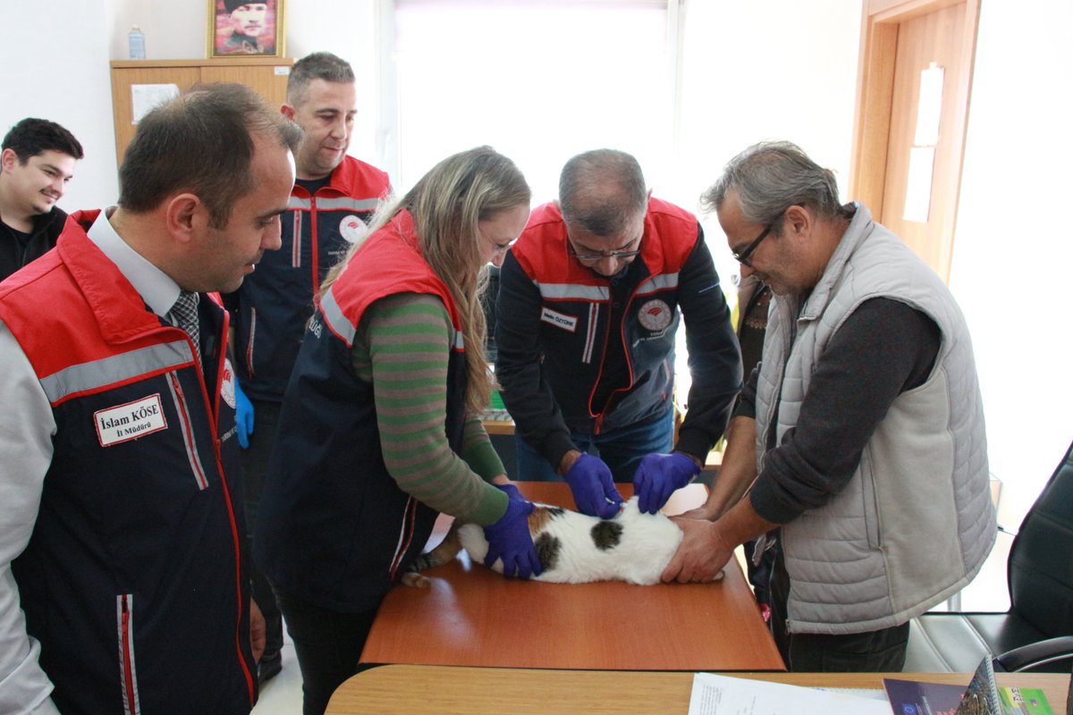 İl Müdürümüz İslam KÖSE ve İl Müdür Yardımcımız Sezer SEYHAN, Kedi, Köpek ve Gelinciklerin Kimliklendirilmesi ve Kayıt Altına Alınmasına Dair Yönetmelik kapsamında sahipli hayvanlara yönelik mikroçip takma ve kuduz aşısı uygulamasına katıldı.
<a href="/TCTarim/">T.C. Tarım ve Orman Bakanlığı</a> 
<a href="/TR_HAYGEM/">Hayvancılık Genel Müdürlüğü</a>
