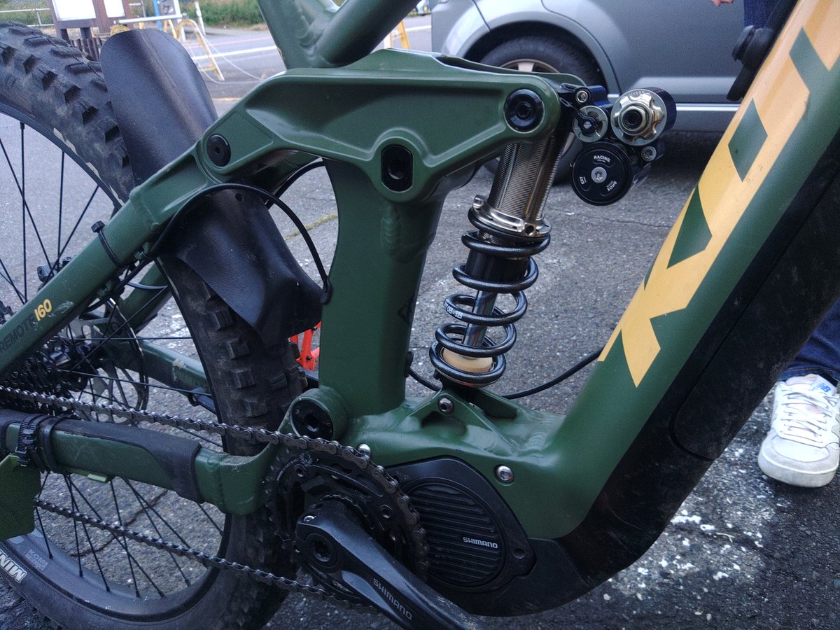 OVERRIDES_MTB's tweet image. 本日の納品。KONAリモート160に、EXT eSTORIAを装着。Sサイズでギリギリのスペースでダウンチューブ大丈夫かな？と作動確認して何とか干渉無くとりつかりました。このリモートはモーター制御プログラム書き換えでウルトラフルパワー、とても刺激的です。
#EXT_eSTORIA
#eSERVICE