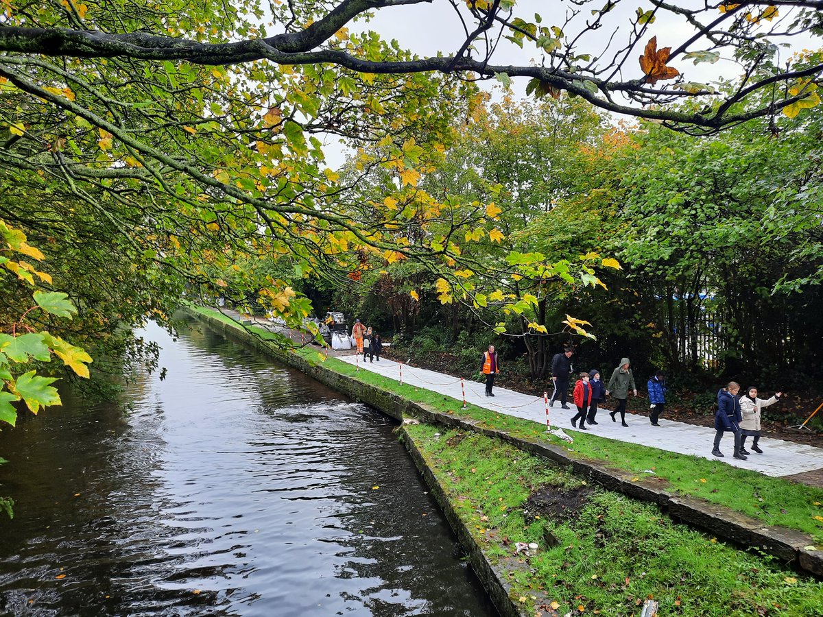 JacksonCivils's tweet photo. In Huddersfield, where Jackson is upgrading 5km of canal towpath on behalf of the Canal &amp; River Trust, Public Liasion Officer Phil Waines led thirty Year 5 students from Our Lady of Lourdes Primary School on a nature trail along the waterway.
#community #learning #goodworks https://t.co/2jEdiv2CQQ