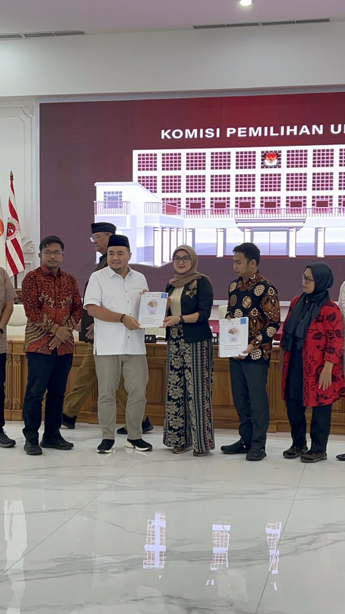 perludem's tweet image. Jakarta, 11/11/25 — Koalisi Masyarakat Sipil untuk Kodifikasi UU Pemilu beraudiensi dengan KPU RI, menyerahkan Ringkasan Eksekutif Rancangan Naskah Kodifikasi UU Pemilu.

Harapannya, KPU jadi garda terdepan mewujudkan Pemilu 2029 yg lebih sederhana, &amp;amp; lebih baik 🗳️✨