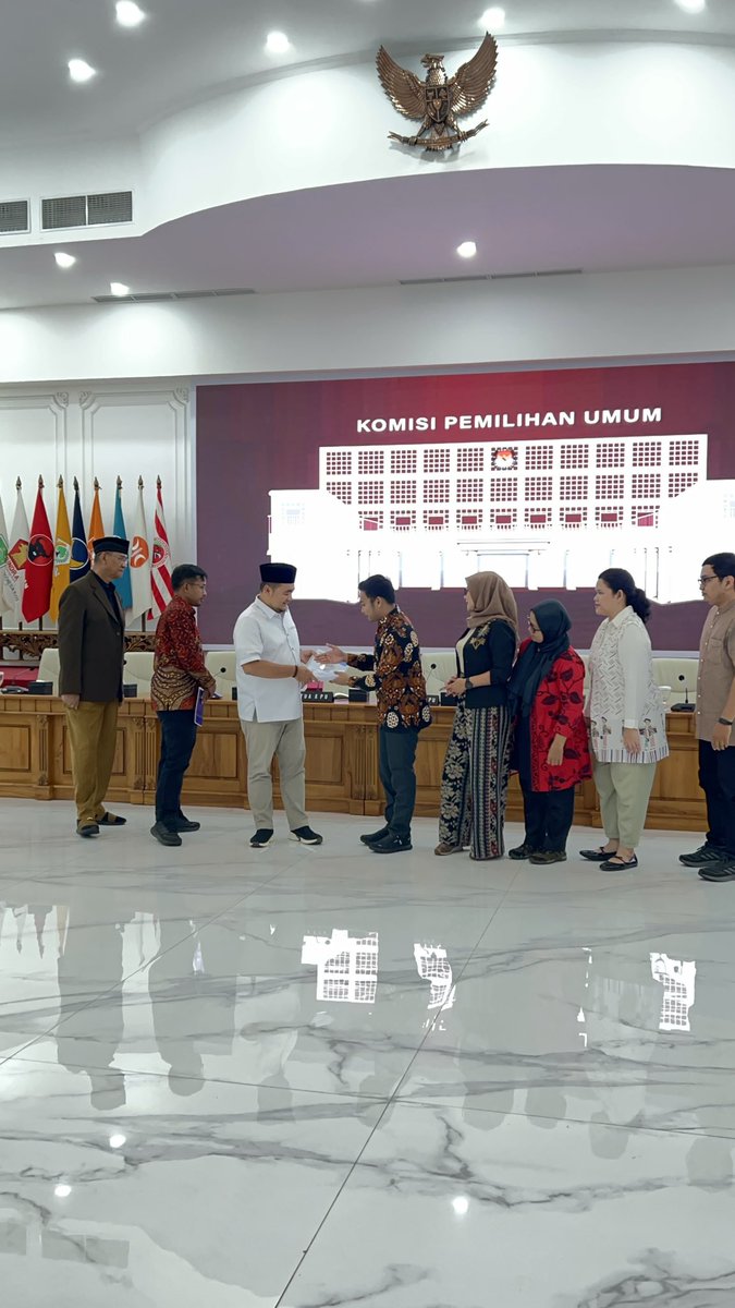 perludem's tweet image. Jakarta, 11/11/25 — Koalisi Masyarakat Sipil untuk Kodifikasi UU Pemilu beraudiensi dengan KPU RI, menyerahkan Ringkasan Eksekutif Rancangan Naskah Kodifikasi UU Pemilu.

Harapannya, KPU jadi garda terdepan mewujudkan Pemilu 2029 yg lebih sederhana, &amp;amp; lebih baik 🗳️✨