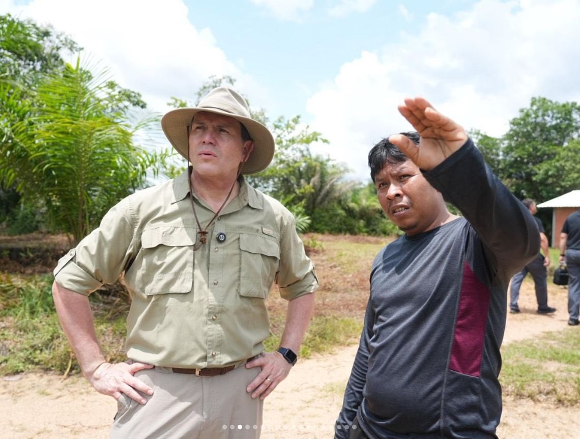 El Doctor Pinzón es el típico cachaco pelmazo en tierra caliente.  Solo le faltó usar chancletas con media blanca y colgarse en el cuello el monedero de tubo.