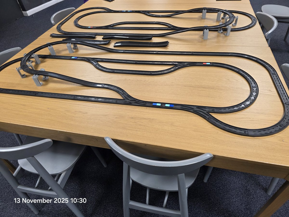 TsuiAllen's tweet image. Been an incredible two years since I first got hold of some sets of @intelino so had time and space this morning to have another little bit of time to plan and play new #SmartTrain adventures. Sets of five support tower pieces to make each of these under and over turn layouts.
