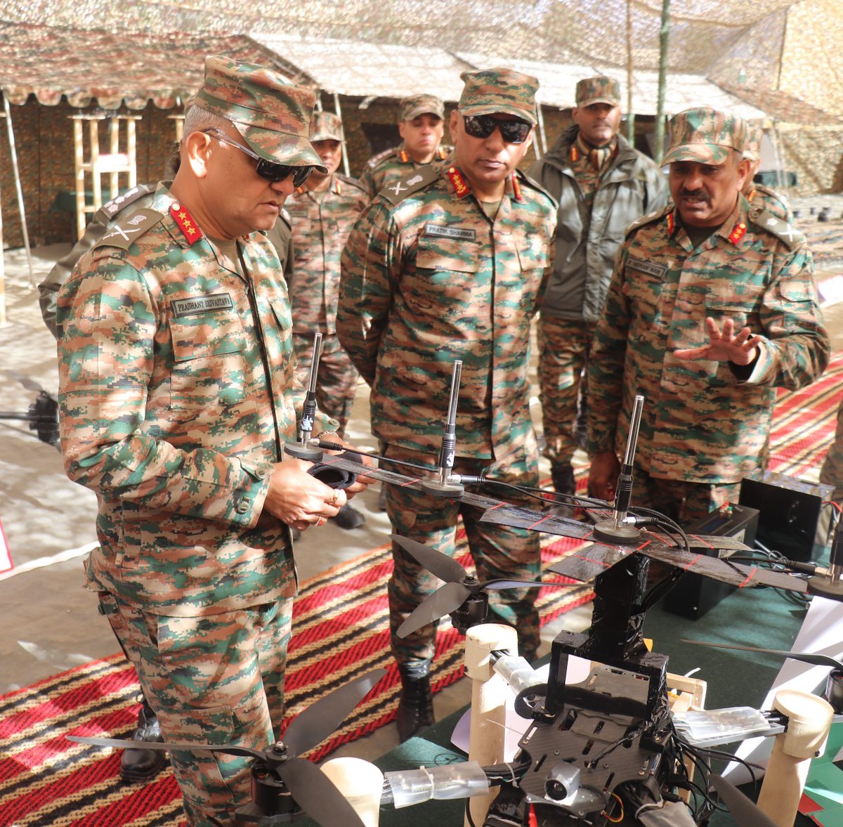IndianArmyinJK's tweet image. #ArmyCdrNC Lt Gen Pratik Sharma reviewed Drone Warfare preparedness, assessing state-of-the-art systems enhancing surveillance &amp;amp; precision capabilities.

He commended troops for their innovation &amp;amp; technological excellence in Multi-Domain Operations, reaffirming #NorthernCommand’s…