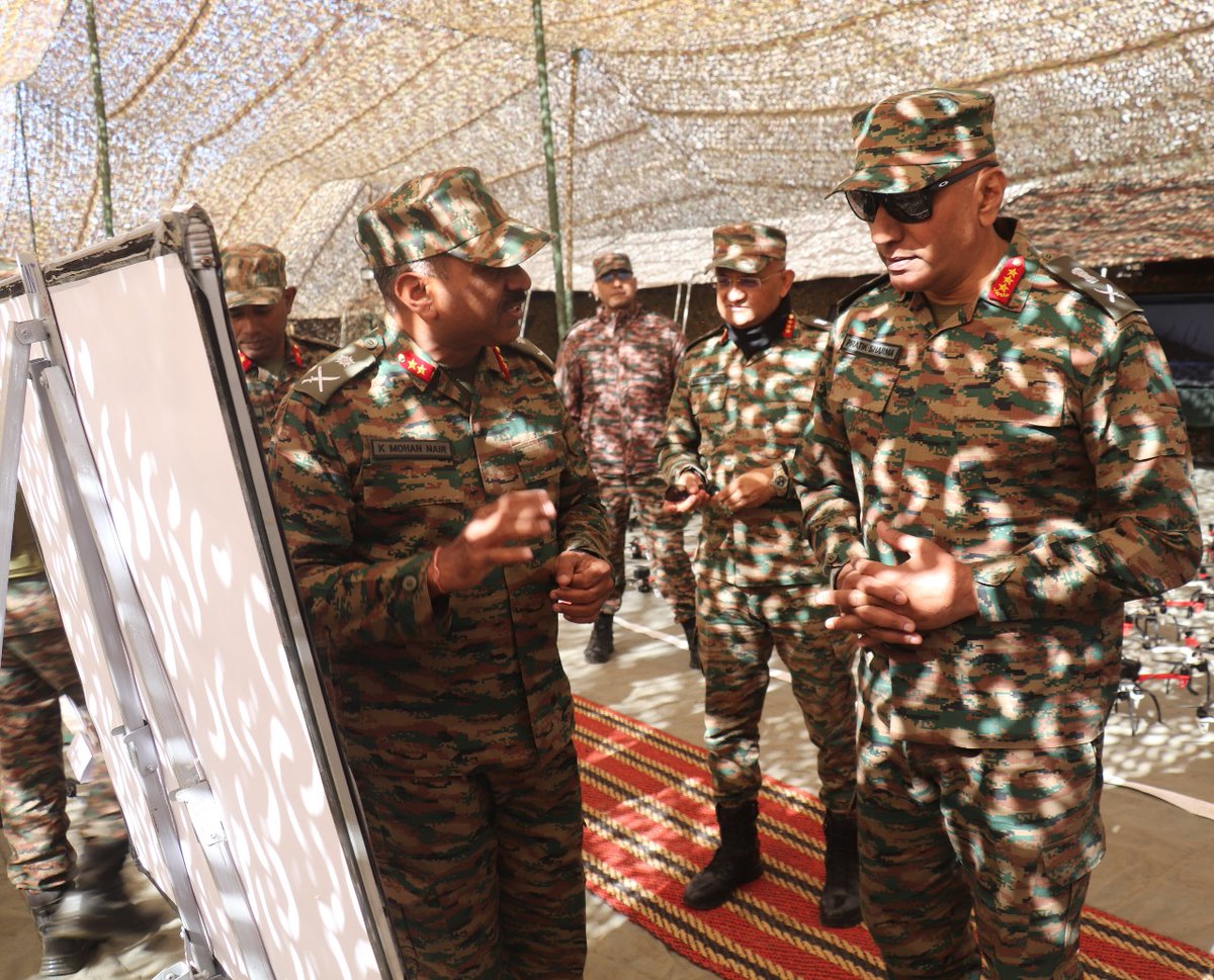 IndianArmyinJK's tweet image. #ArmyCdrNC Lt Gen Pratik Sharma reviewed Drone Warfare preparedness, assessing state-of-the-art systems enhancing surveillance &amp;amp; precision capabilities.

He commended troops for their innovation &amp;amp; technological excellence in Multi-Domain Operations, reaffirming #NorthernCommand’s…