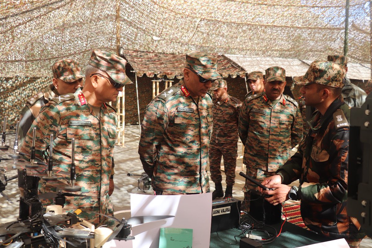 IndianArmyinJK's tweet image. #ArmyCdrNC Lt Gen Pratik Sharma reviewed Drone Warfare preparedness, assessing state-of-the-art systems enhancing surveillance &amp;amp; precision capabilities.

He commended troops for their innovation &amp;amp; technological excellence in Multi-Domain Operations, reaffirming #NorthernCommand’s…