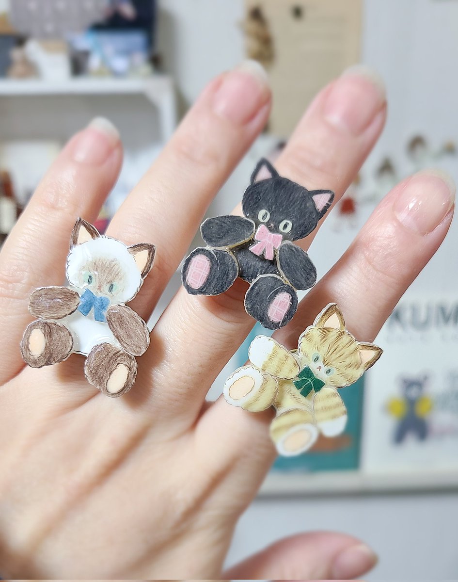 東欧の古いぬいぐるみの、パーツがぎゅっと寄った幼い顔が大変にツボでして。そして、むくむくした腕と足も堪らなくかわいい！！
アンティークのぬいぐるみはなかなか連れて歩けないけど、この小さなくまと猫たちをぜひ指に付けて一緒に過ごしてくださいな🧸
週末のデザフェスに並びます。