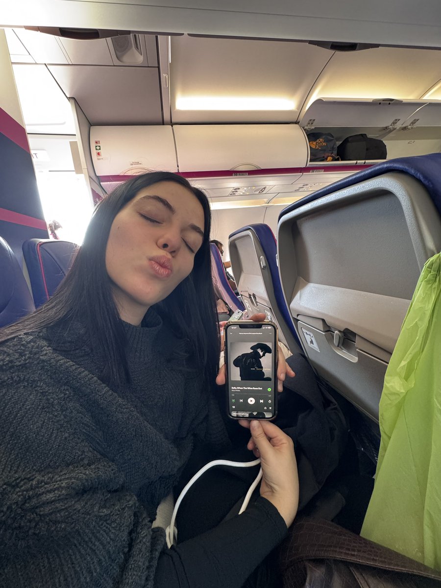 noeemisimone's tweet photo. paris we are cominggg⭐️ #nplt #noplaceliketour https://t.co/af8bwdir2Y