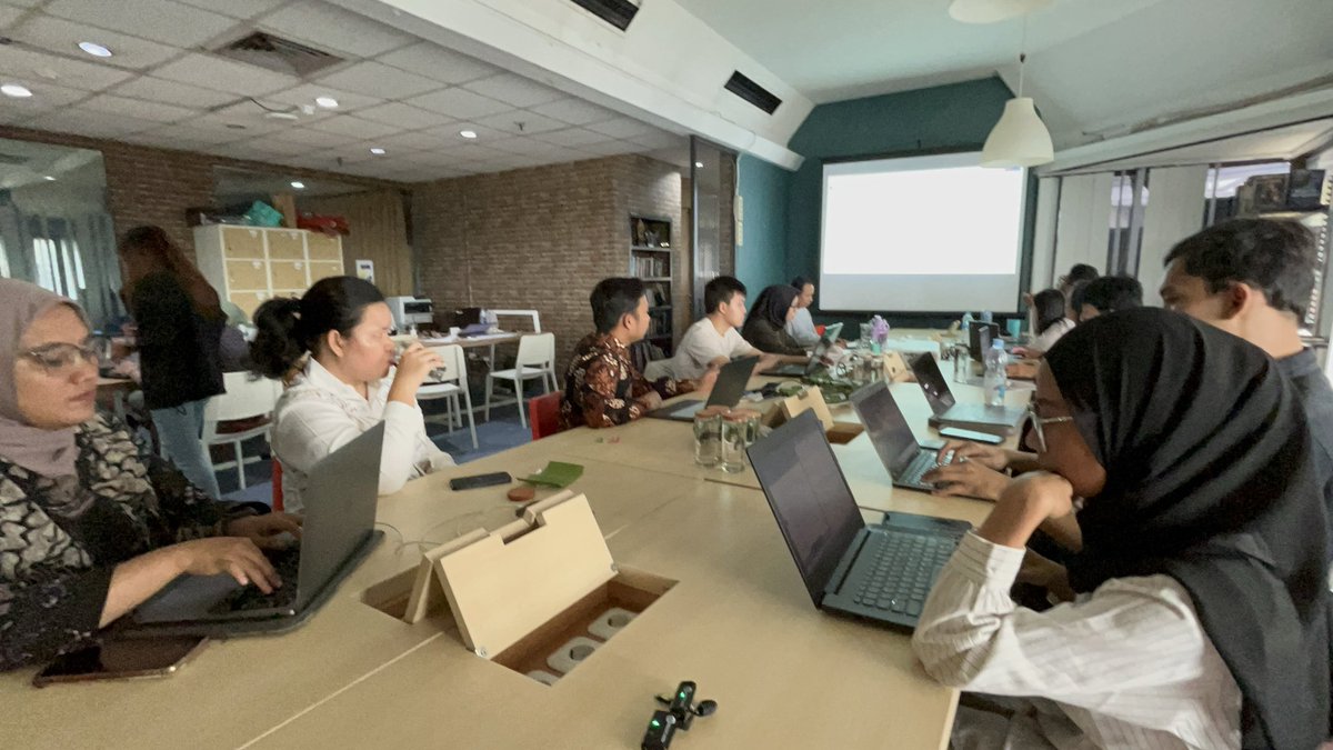 perludem's tweet image. Pada 11/11/25 Koalisi Masyarakat Sipil untuk Kodifikasi UU Pemilu audiensi dgn Narasi TV, menyerahkan Ringkasan Eksekutif Rancangan Naskah Kodifikasi UU Pemilu.

Koalisi berharap Narasi TV jadi mitra strategis menyuarakan pentingnya Revisi UU Pemilu sebelum tahapan dimulai. 🗳️✨