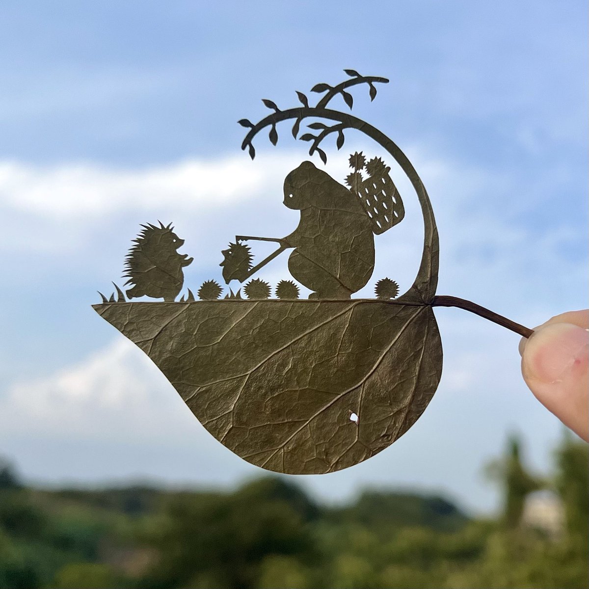 lito_leafart's tweet image. ｢そ、それウチの子です〜！｣

#栗拾い