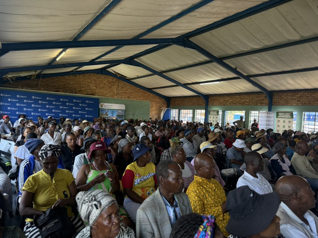 DOEE_ZA's tweet photo. 📸 IN PICTURES | Minister Dr. Kgosientsho Ramokgopa addressing the Community Engagement in Sandfontein, Mogwase as part of the acceleration and implementation on load reduction eradication interventions. https://t.co/j3DqZsdIG7