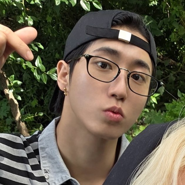 PC방 10시 이후로 출입금지처럼 생겼는데 안경만 얹으면 큰아빠 되는 이유 좀