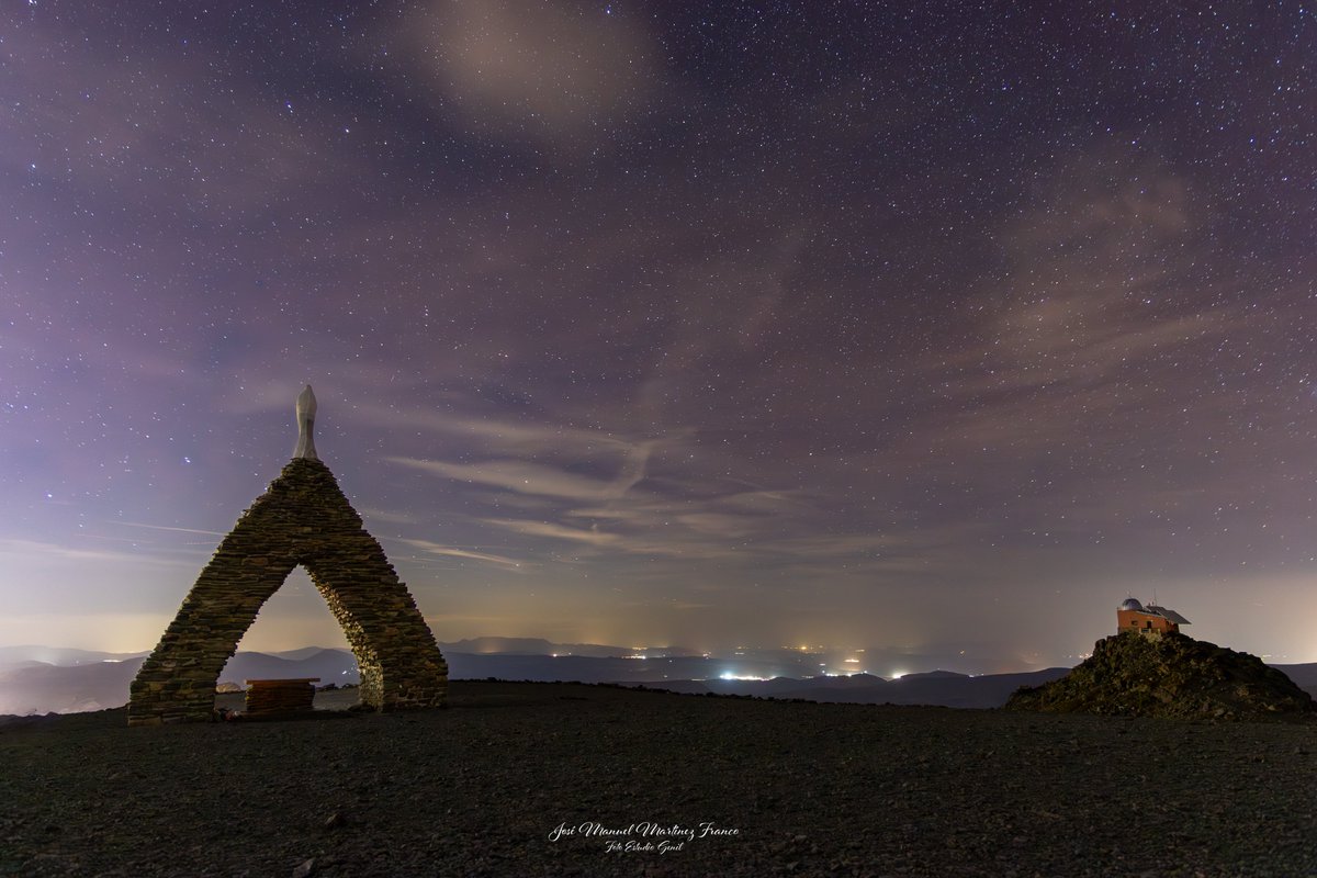 Esperando la segunda tormenta geomagnética solo pude captar este bonito Airglow púrpura, después también con tonos verdes.En esta ocasión se me escapó la Aurora Boreal pero al menos no me vine con la  tarjeta  vacía.
#Auroraborealis #tormentageomagnetica #tormentasolar #Granada
