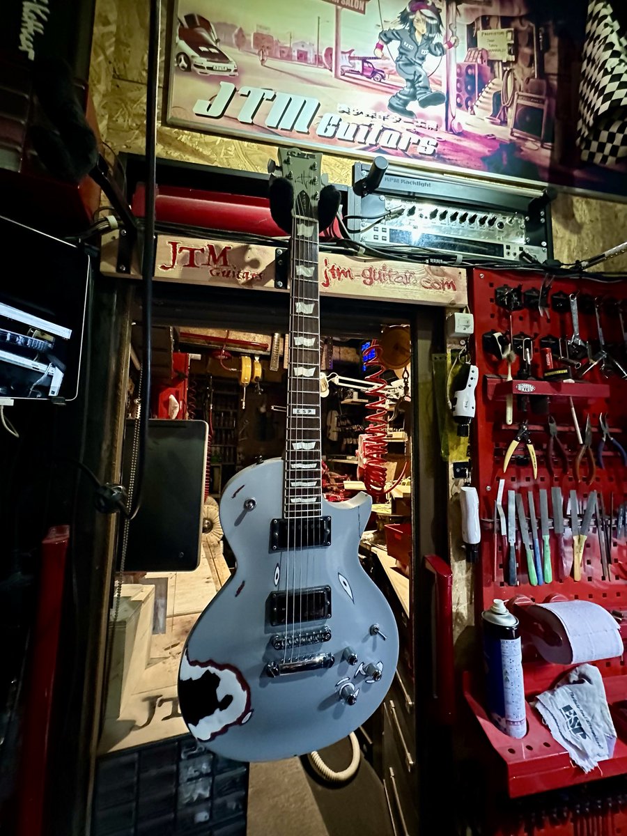 悩んだ結果こちらのトラックスターをブラックアイアンクロスに大改造。
という事でJTM guitar'sさんにお願いします^_^
私の予算に合わせて改造計画を立ててくれて感謝感謝^_^
JTMさんのXなどで改造経過も見れるようです。
今から出来上がりが楽しみ😊