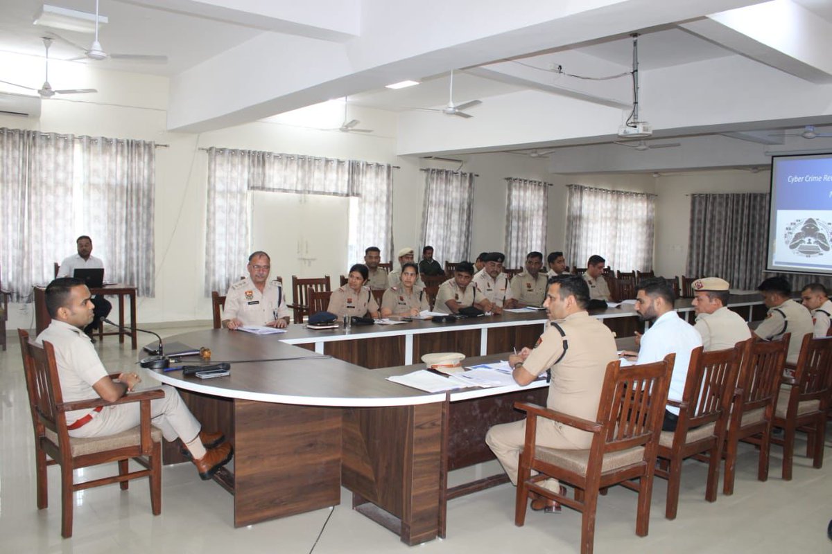 fatehabadpolice's tweet photo. साइबर फ्रॉड मामलों में बैंक कर्मचारी या अधिकारी सहयोग नहीं करेंगे तो होगी सख्त कानूनी कार्यवाही – एसपी सिद्धांत जैन, आईपीएस

कहा – “पुलिस को अपराधियों से दो कदम आगे रहना होगा, तकनीक ही सबसे बड़ा हथियार है”
@cmohry @NayabSainiBJP @DGPHaryana @police_haryana @DiprHaryana https://t.co/Dkokir97v9