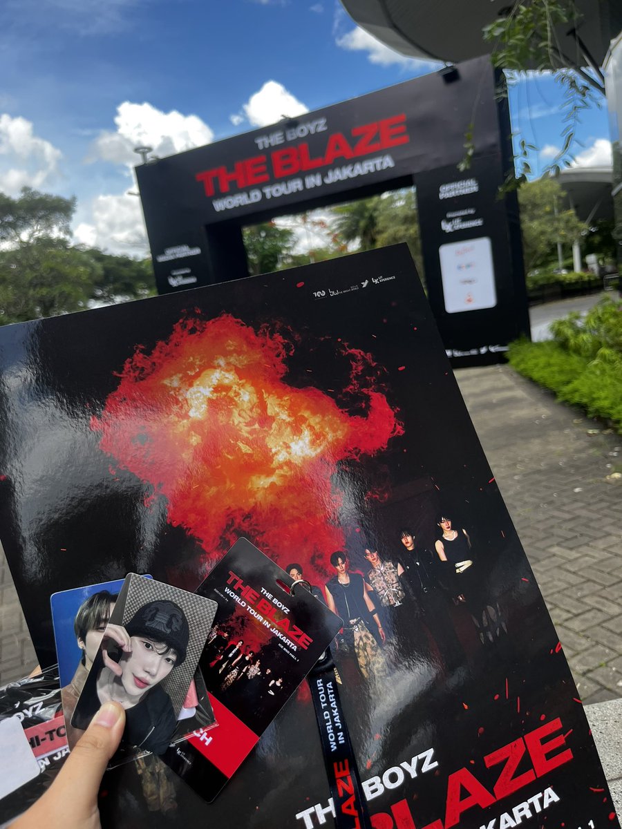 tinyvboba's tweet image. nonton the blaze, ngeliat sunwoo, hi touch sama semua dan dikasih kado dari temen temen baru yang sangat menyenangkan.. feel so blessed tahun ini bisa dirayakan sebegini berartinya setelah tahun kemarin banyak sedihnya 🩷 papa liat aku bahagia kan, pa?