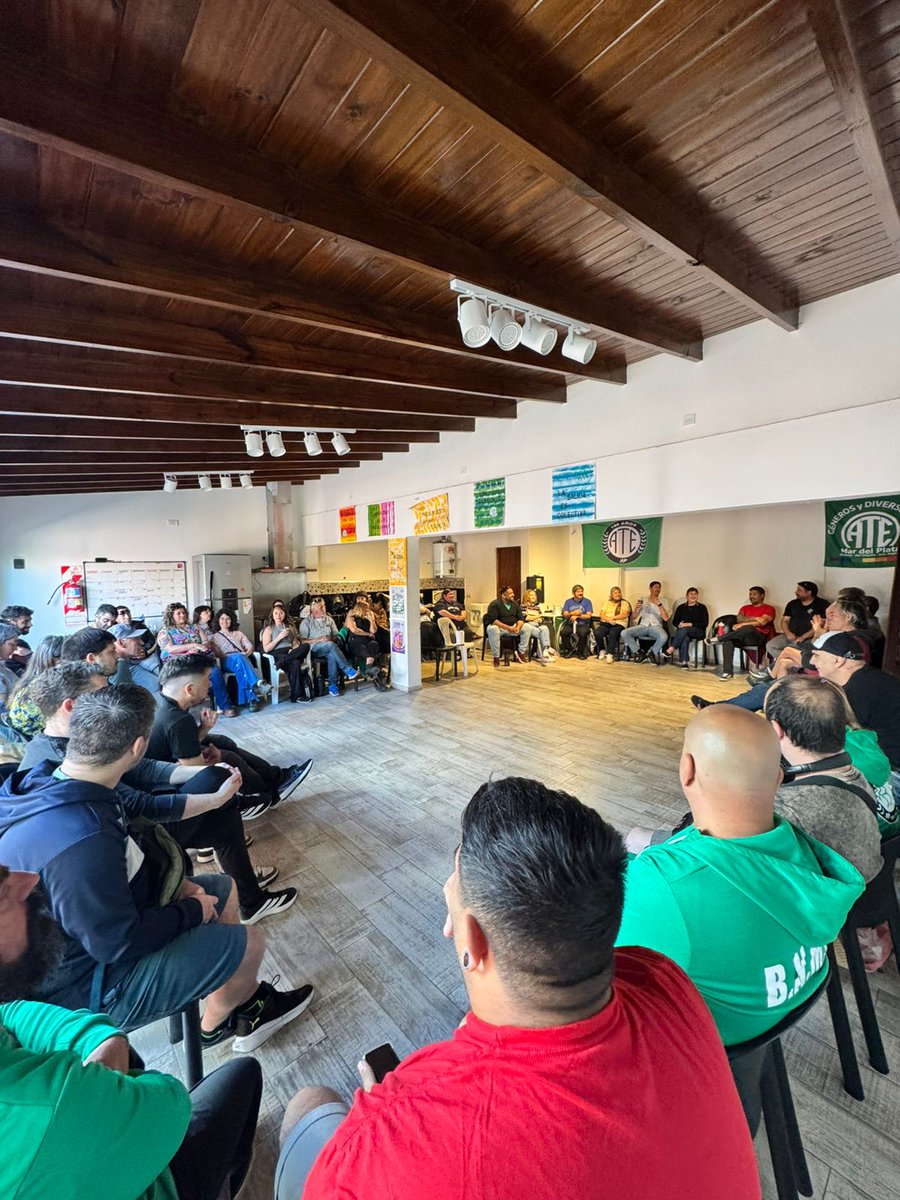 Plenario de delegadxs y comisión directiva debatiendo sobre la reforma laboral y preparando la jornada nacional de lucha del 19/11