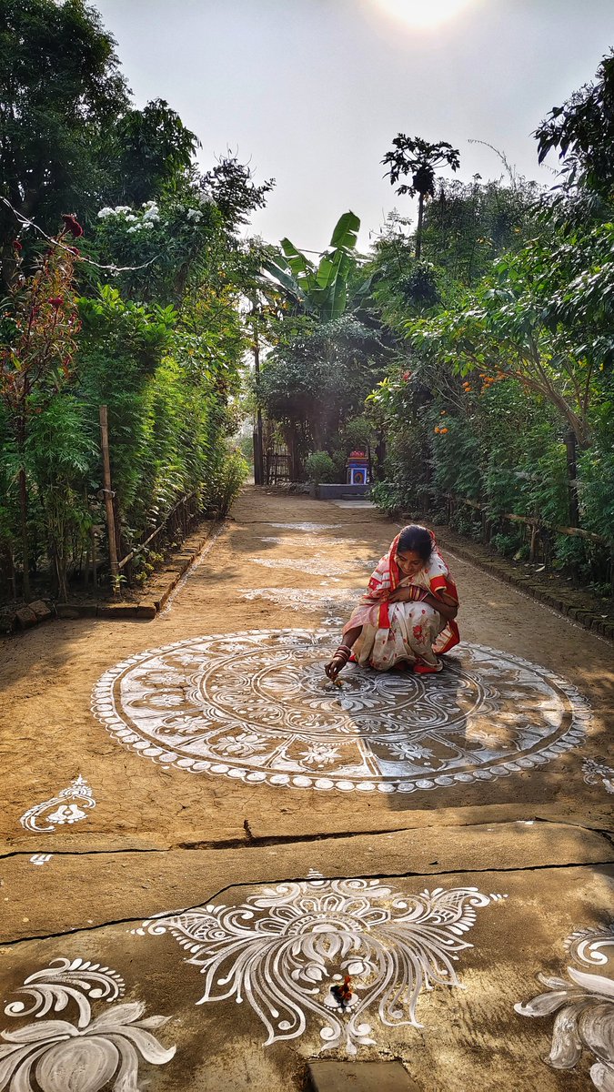 Soubhagyasharm6's tweet image. ଓଡ଼ିଶାର ସଂସ୍କୃତି ଓ ପରମ୍ପରା ମାର୍ଗାଶିର ମାସ ଦ୍ଵିତୀୟ ଗୁରୁବାରରେ ଘରର ଅଗଣାରେ ମା  ଲକ୍ଷ୍ମୀଙ୍କ ଆଗମନେ ଚିତା ଝୋଟି...🙏🏻👣🌺
#laxmipuja #Odisha #Culture 

@princess_sradha @preeti_jenny_ @PracheeNanda @odiajagat @Ama_Jagannath @jsoumyashree__ 
@bhagabat75