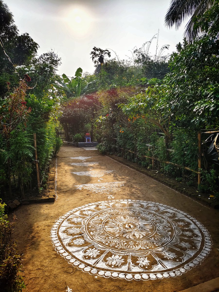 Soubhagyasharm6's tweet image. ଓଡ଼ିଶାର ସଂସ୍କୃତି ଓ ପରମ୍ପରା ମାର୍ଗାଶିର ମାସ ଦ୍ଵିତୀୟ ଗୁରୁବାରରେ ଘରର ଅଗଣାରେ ମା  ଲକ୍ଷ୍ମୀଙ୍କ ଆଗମନେ ଚିତା ଝୋଟି...🙏🏻👣🌺
#laxmipuja #Odisha #Culture 

@princess_sradha @preeti_jenny_ @PracheeNanda @odiajagat @Ama_Jagannath @jsoumyashree__ 
@bhagabat75