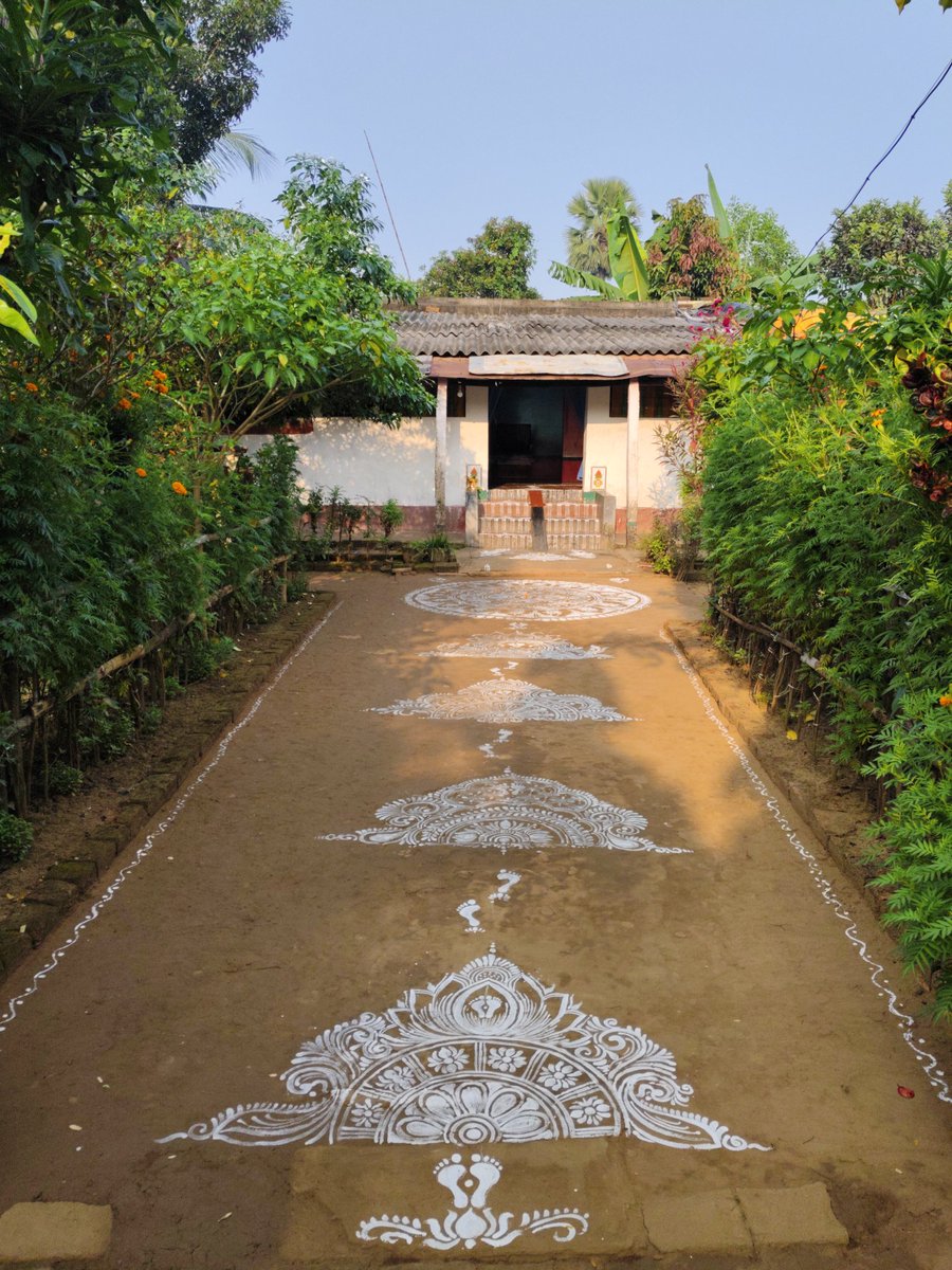 Soubhagyasharm6's tweet image. ଓଡ଼ିଶାର ସଂସ୍କୃତି ଓ ପରମ୍ପରା ମାର୍ଗାଶିର ମାସ ଦ୍ଵିତୀୟ ଗୁରୁବାରରେ ଘରର ଅଗଣାରେ ମା  ଲକ୍ଷ୍ମୀଙ୍କ ଆଗମନେ ଚିତା ଝୋଟି...🙏🏻👣🌺
#laxmipuja #Odisha #Culture 

@princess_sradha @preeti_jenny_ @PracheeNanda @odiajagat @Ama_Jagannath @jsoumyashree__ 
@bhagabat75