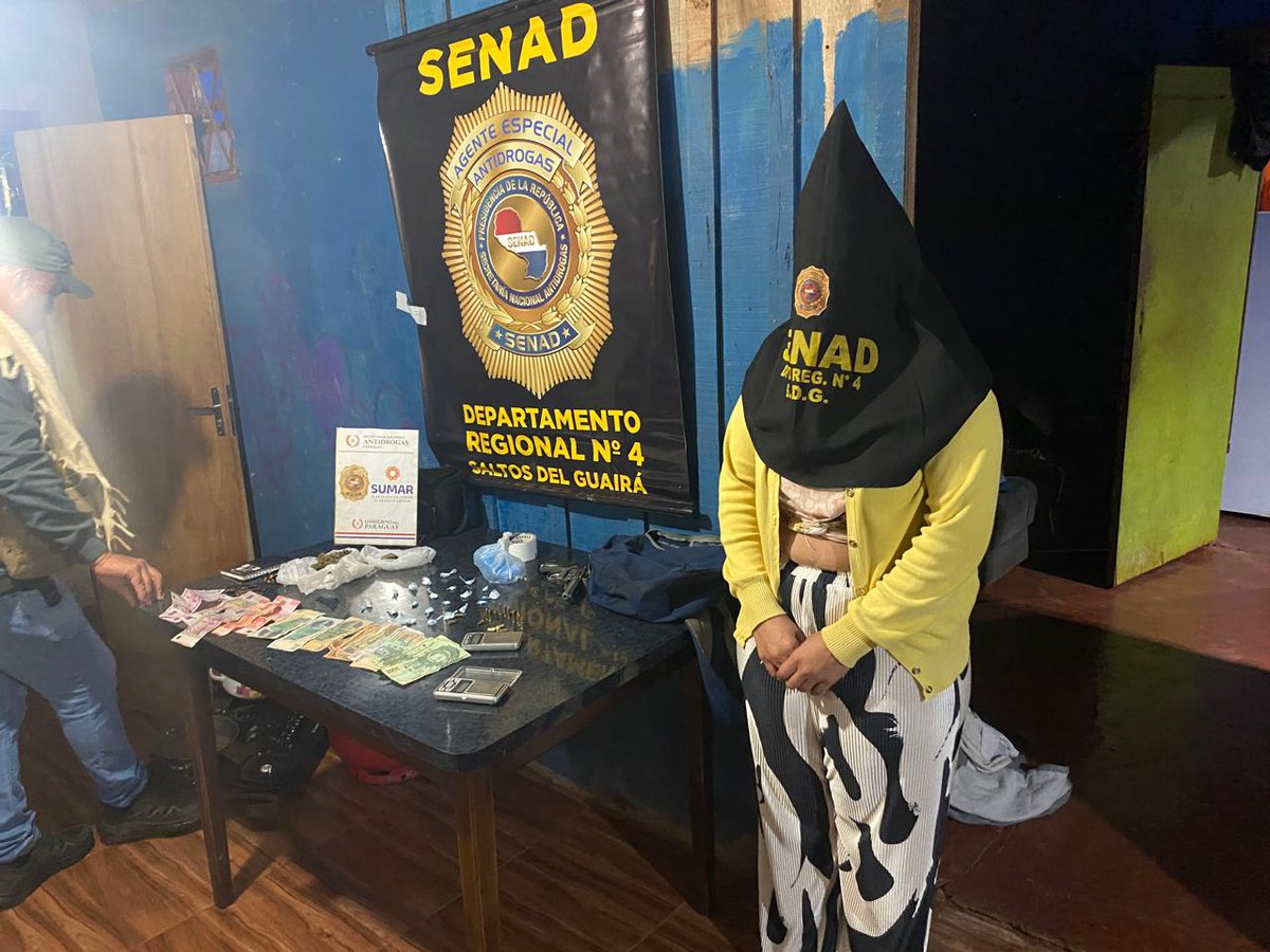 Senad_py's tweet image. #SUMAR 🚔
Desarticulamos dos focos de microtráfico en Saltos del Guairá en los que fueron detenidos un paraguayo y una brasileña con marihuana, cocaína, un arma y una balanza de precisión.

Operativo en el barrio San José Obrero junto al fiscal Abg. Abelino Bareiro.